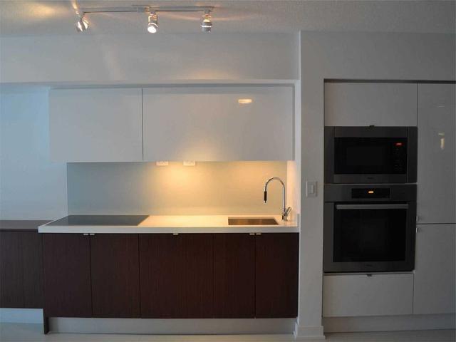 728 - 21 Iceboat Terr, Condo with 1 bedrooms, 1 bathrooms and 0 parking in Toronto ON | Image 18