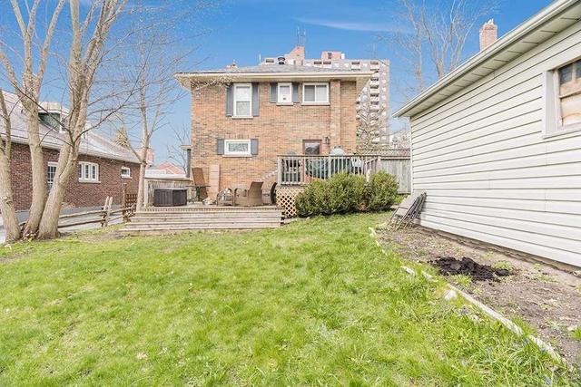21 Poyntz St, House detached with 3 bedrooms, 2 bathrooms and 5 parking in Barrie ON | Image 9