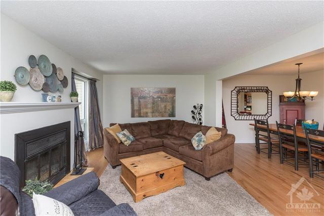 6633 Bilberry Drive, Townhouse with 3 bedrooms, 3 bathrooms and 3 parking in Ottawa ON | Image 12