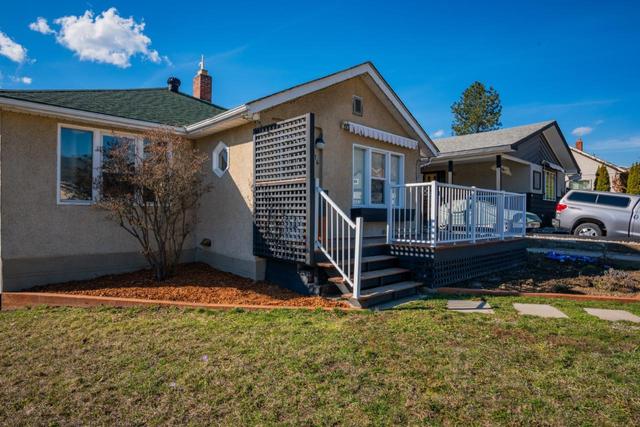 574 7th Avenue, House detached with 3 bedrooms, 2 bathrooms and null parking in Castlegar BC | Image 3