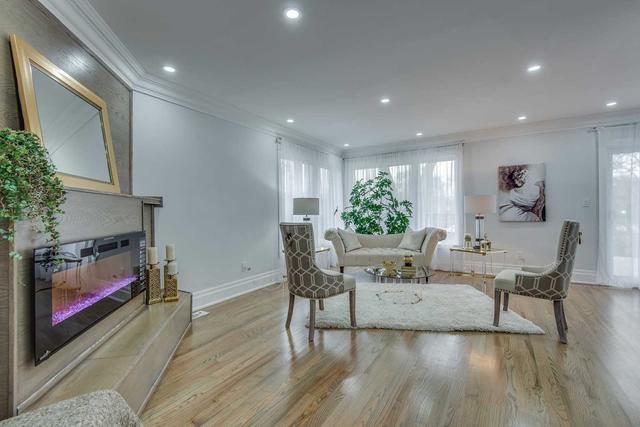 1 Cloebury Crt, House detached with 3 bedrooms, 3 bathrooms and 6 parking in Toronto ON | Image 9