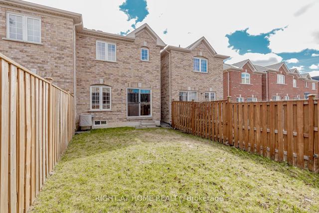 53 Christephen Cres, House attached with 3 bedrooms, 3 bathrooms and 2 parking in Richmond Hill ON | Image 32