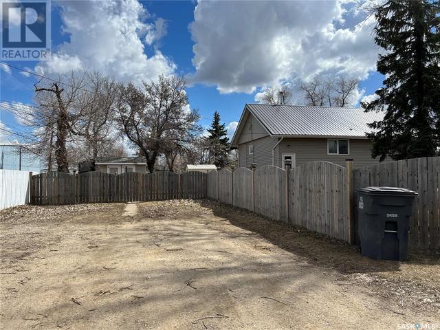 325 3rd Street, House detached with 5 bedrooms, 2 bathrooms and null parking in Estevan SK | Image 35