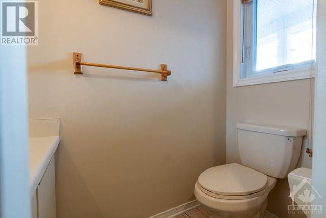 91 Burlington Crescent, Townhouse with 3 bedrooms, 4 bathrooms and 3 parking in Ottawa ON | Image 12