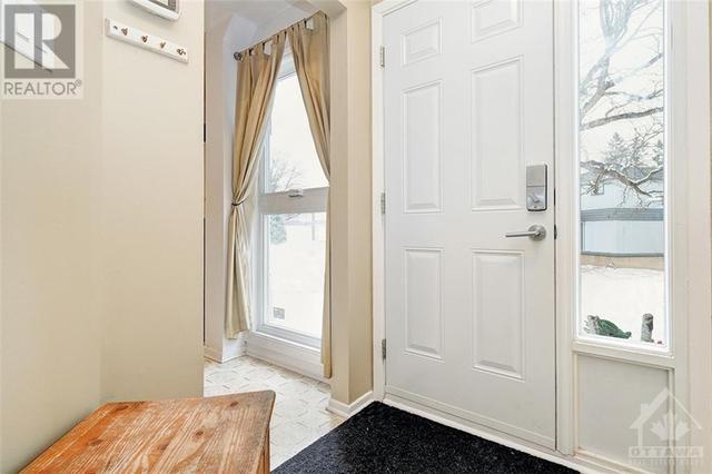 42 Compata Way, Townhouse with 3 bedrooms, 2 bathrooms and 2 parking in Ottawa ON | Image 2
