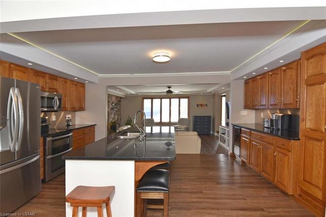 8520 Lakeshore Road, House detached with 5 bedrooms, 3 bathrooms and 28 parking in Lambton Shores ON | Image 5