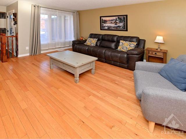 864 Nesting Way, Townhouse with 3 bedrooms, 2 bathrooms and 3 parking in Ottawa ON | Image 6