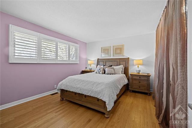 11 West Herrington Court, House detached with 4 bedrooms, 2 bathrooms and 5 parking in Ottawa ON | Image 11