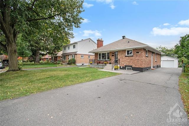 462 Wolffdale Crescent, House detached with 2 bedrooms, 2 bathrooms and 4 parking in Ottawa ON | Image 3
