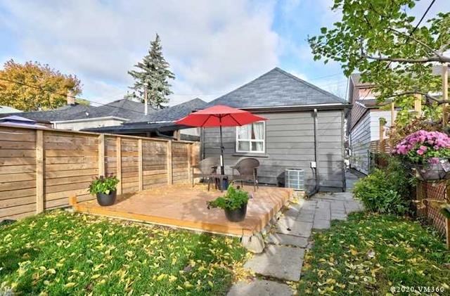 17 Cayuga Ave, House detached with 2 bedrooms, 2 bathrooms and 0 parking in Toronto ON | Image 8