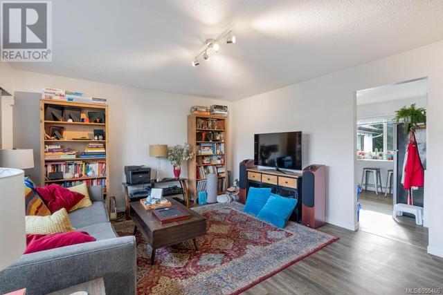1725/1727 Ashdale Pl, House detached with 6 bedrooms, 4 bathrooms and 4 parking in Saanich BC | Image 4