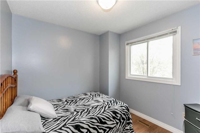 210 Kozlov St, House detached with 3 bedrooms, 2 bathrooms and 2 parking in Barrie ON | Image 12