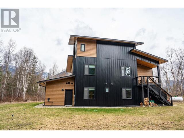 3108 Airport Way, House detached with 8 bedrooms, 7 bathrooms and null parking in Columbia Shuswap B BC | Image 10