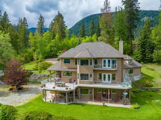3075 Heddle Road, House detached with 4 bedrooms, 4 bathrooms and 12 parking in Central Kootenay F BC | Card Image
