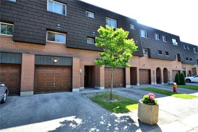 112 Darras Crt, Townhouse with 3 bedrooms, 2 bathrooms and 1 parking in Brampton ON | Image 1