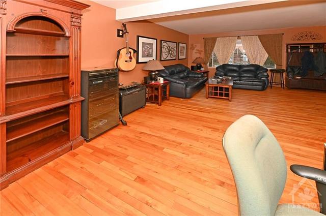 428 Queen Mary Street, Home with 3 bedrooms, 2 bathrooms and 4 parking in Ottawa ON | Image 9