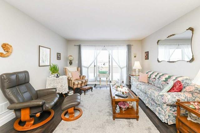 100 Spruce Gardens Crt, House attached with 2 bedrooms, 3 bathrooms and 6 parking in Belleville ON | Image 5