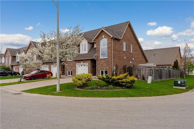 19 Bluegrass Crescent, House attached with 2 bedrooms, 2 bathrooms and 2 parking in St. Catharines ON | Image 2