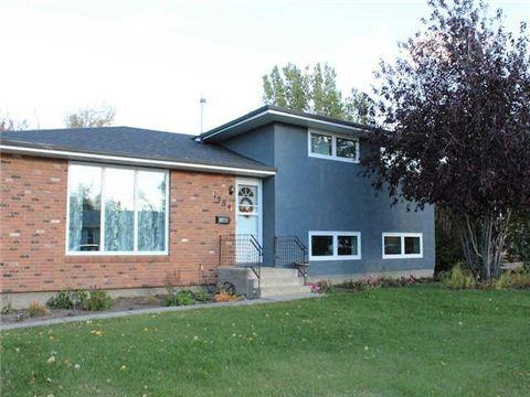 1384 Queen Cres, House detached with 5 bedrooms, 3 bathrooms and 4 parking in Moose Jaw SK | Image 1