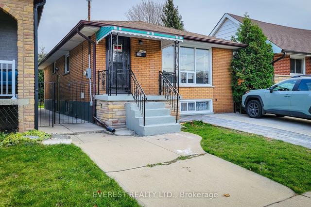 236 Ivon Ave E, House detached with 3 bedrooms, 2 bathrooms and 2 parking in Hamilton ON | Image 1