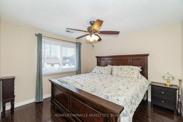 23 Hoskins Sq, House attached with 3 bedrooms, 2 bathrooms and 3 parking in Brampton ON | Image 10