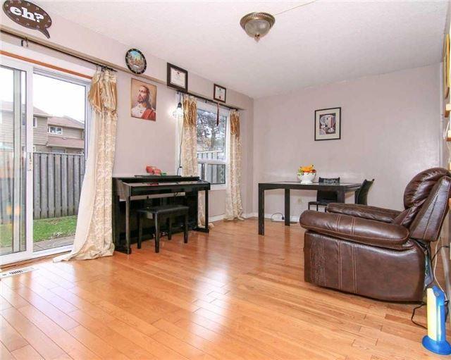 76 Dawson Cres, Townhouse with 3 bedrooms, 3 bathrooms and 2 parking in Brampton ON | Image 6