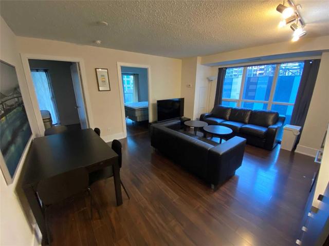 404 - 300 Front St W, Condo with 3 bedrooms, 2 bathrooms and 1 parking in Toronto ON | Image 3