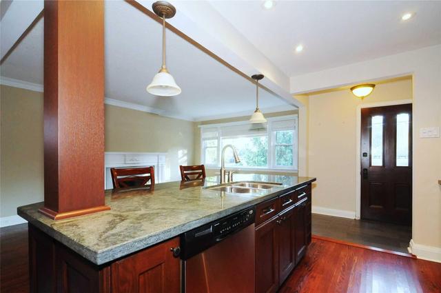 Main - 10 Parkview Hts, House detached with 2 bedrooms, 1 bathrooms and 2 parking in Toronto ON | Image 8