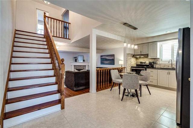 275 Locheed Dr, House detached with 4 bedrooms, 2 bathrooms and 5 parking in Hamilton ON | Image 4