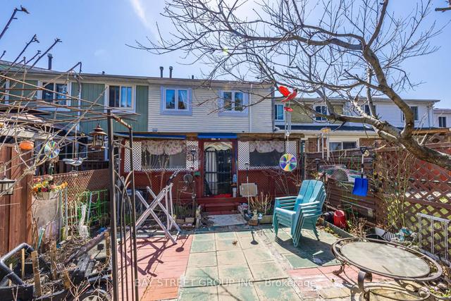38 Pilkey Cres, House attached with 3 bedrooms, 2 bathrooms and 3 parking in Toronto ON | Image 18