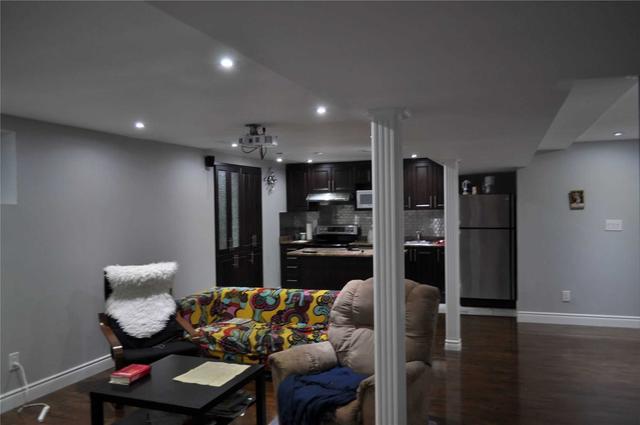 3157 Harris Cres, House detached with 3 bedrooms, 4 bathrooms and 4 parking in Mississauga ON | Image 2
