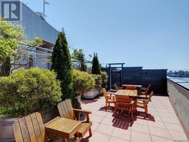 Common rooftop patio. | Image 32
