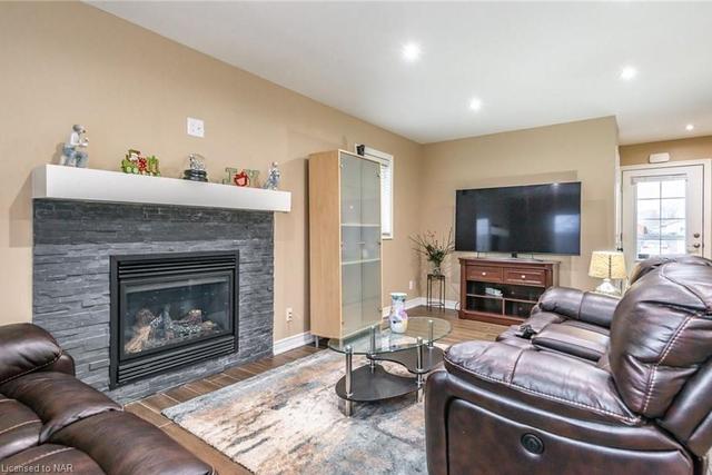 6464 Bellevue Street, House detached with 3 bedrooms, 3 bathrooms and 3 parking in Niagara Falls ON | Image 3