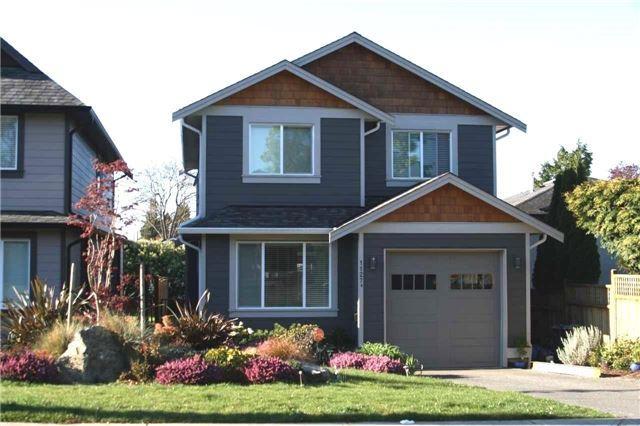 1127b Wychbury Ave, House detached with 3 bedrooms, 3 bathrooms and 1 parking in Esquimalt BC | Image 1