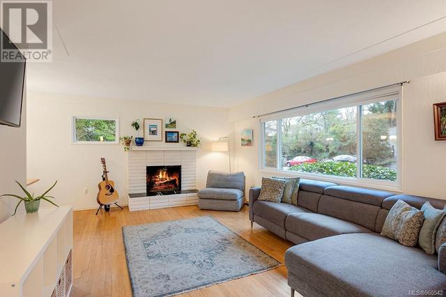 3945 Shorncliffe Rd, House detached with 6 bedrooms, 2 bathrooms and 5 parking in Saanich BC | Image 3