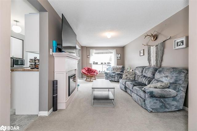 386 Dunsmore Lane, House attached with 3 bedrooms, 1 bathrooms and 3 parking in Barrie ON | Image 7