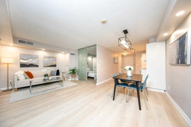 715 - 111 Elizabeth St, Condo with 1 bedrooms, 1 bathrooms and 0 parking in Toronto ON | Image 4