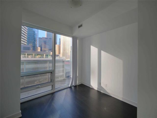 1002 - 100 Harbour St, Condo with 2 bedrooms, 2 bathrooms and 0 parking in Toronto ON | Image 2
