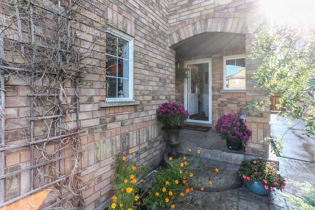 722 Summer Park Cres, House semidetached with 3 bedrooms, 4 bathrooms and 5 parking in Mississauga ON | Image 17