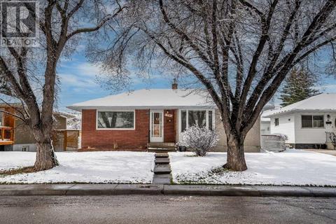 92 Westminster Drive Sw, House detached with 3 bedrooms, 2 bathrooms and 2 parking in Calgary AB | Card Image