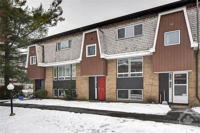 737 Springland Drive, Townhouse with 3 bedrooms, 2 bathrooms and 1 parking in Ottawa ON | Image 1
