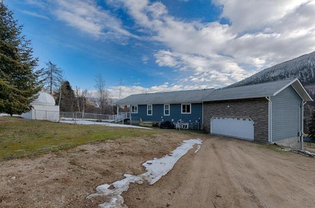 3637 Broadwater Rd, House detached with 3 bedrooms, 3 bathrooms and null parking in Central Kootenay J BC | Image 43