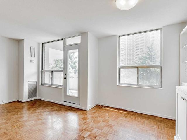 416 - 10 Edgecliff Gfwy, Condo with 3 bedrooms, 2 bathrooms and 1 parking in Toronto ON | Image 5