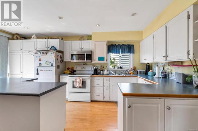 4064 Livingstone Ave N, House detached with 3 bedrooms, 2 bathrooms and 2 parking in Saanich BC | Image 6
