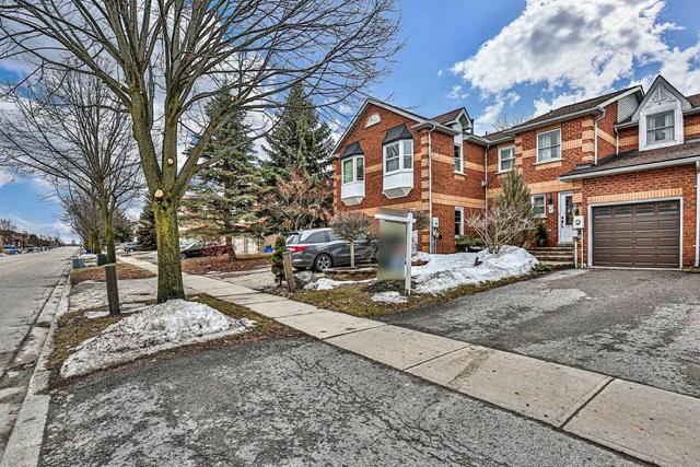 726 Shanahan Blvd, House attached with 3 bedrooms, 3 bathrooms and 2 parking in Newmarket ON | Image 3