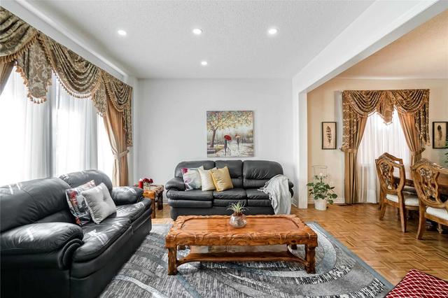 10 Emperor Dr, House detached with 5 bedrooms, 5 bathrooms and 6 parking in Brampton ON | Image 4