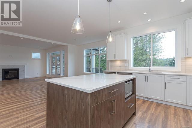 1212 Ashmore Terr, House detached with 5 bedrooms, 4 bathrooms and 5 parking in Langford BC | Image 11