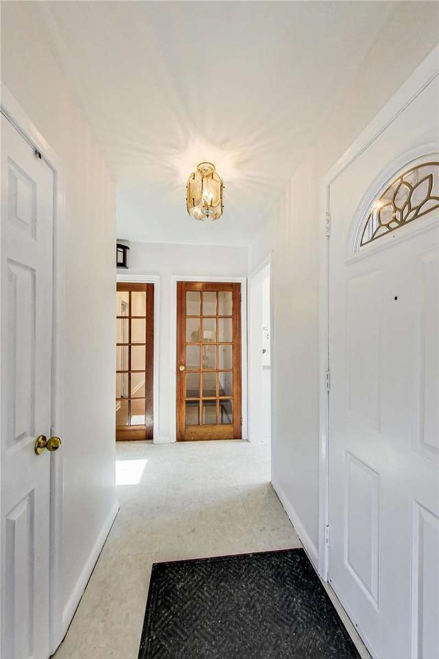 15 Medici Crt, House detached with 3 bedrooms, 2 bathrooms and 3 parking in Toronto ON | Image 5