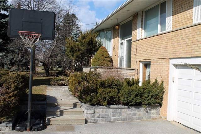 15 Blaine Dr, House detached with 3 bedrooms, 3 bathrooms and 4 parking in Toronto ON | Image 3