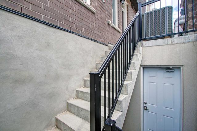 10 - 35 Heron Park Pl, Townhouse with 3 bedrooms, 3 bathrooms and 2 parking in Toronto ON | Image 3